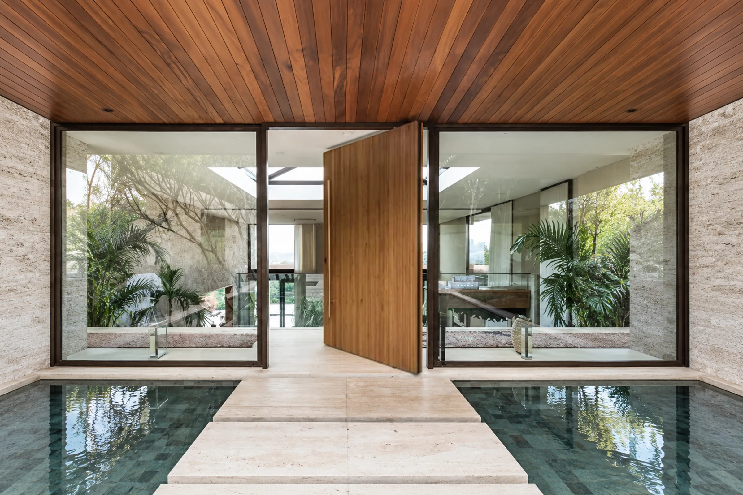 Pintu kayu solid bukaan pivot di rumah modern