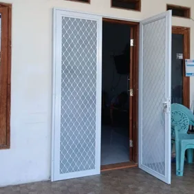 Pintu Swing Kasa Nyamuk — Alumunium