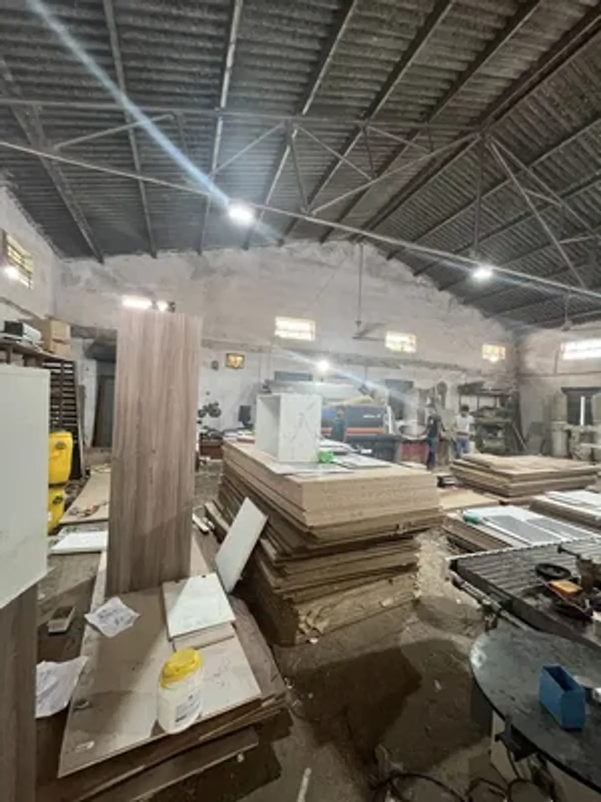 Bahan panel dan kayu di workshop